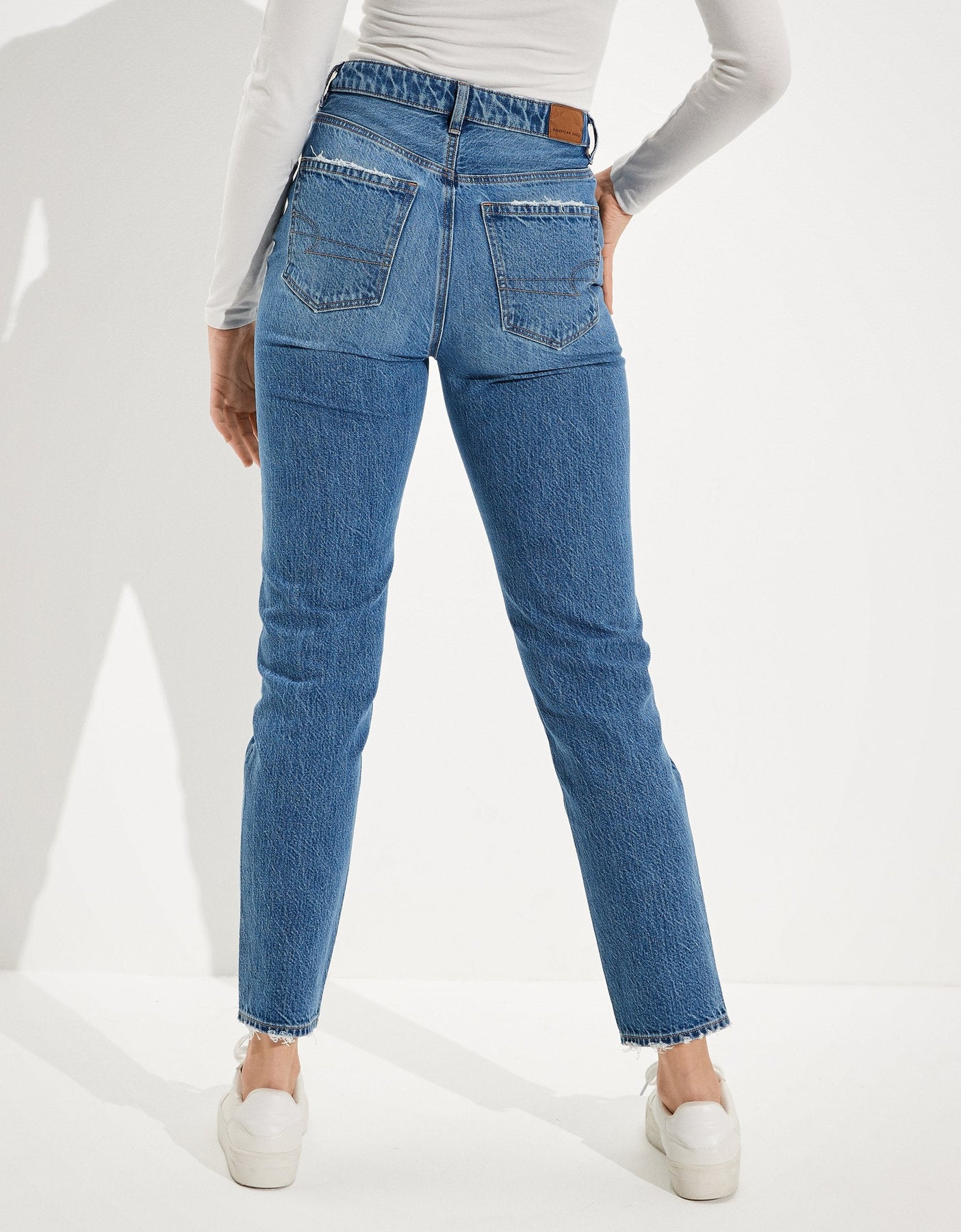 AE V-Rise Mom Jean