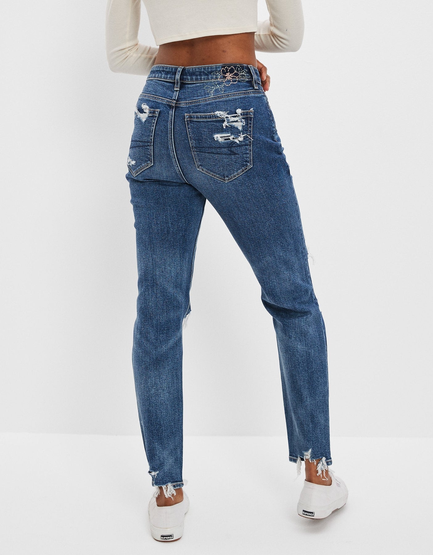 AE Strigid Ripped Mom Jean 7168880017468